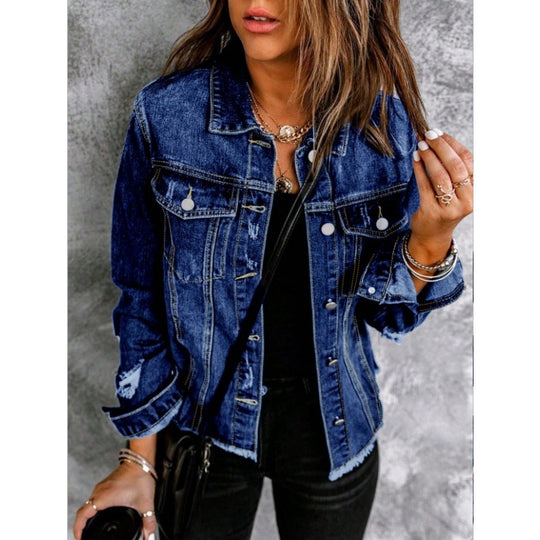 Damen Taillierte Jeansjacke mit Destroyed-Akzenten, aufgesetzten Pattentaschen und sichtbarer Steppnaht Shop Nory