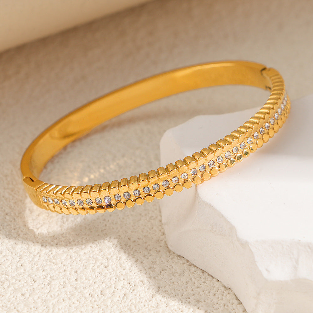 Damen Armreif mit funkelnden Zirkonia und strukturiertem Design Shop Nory