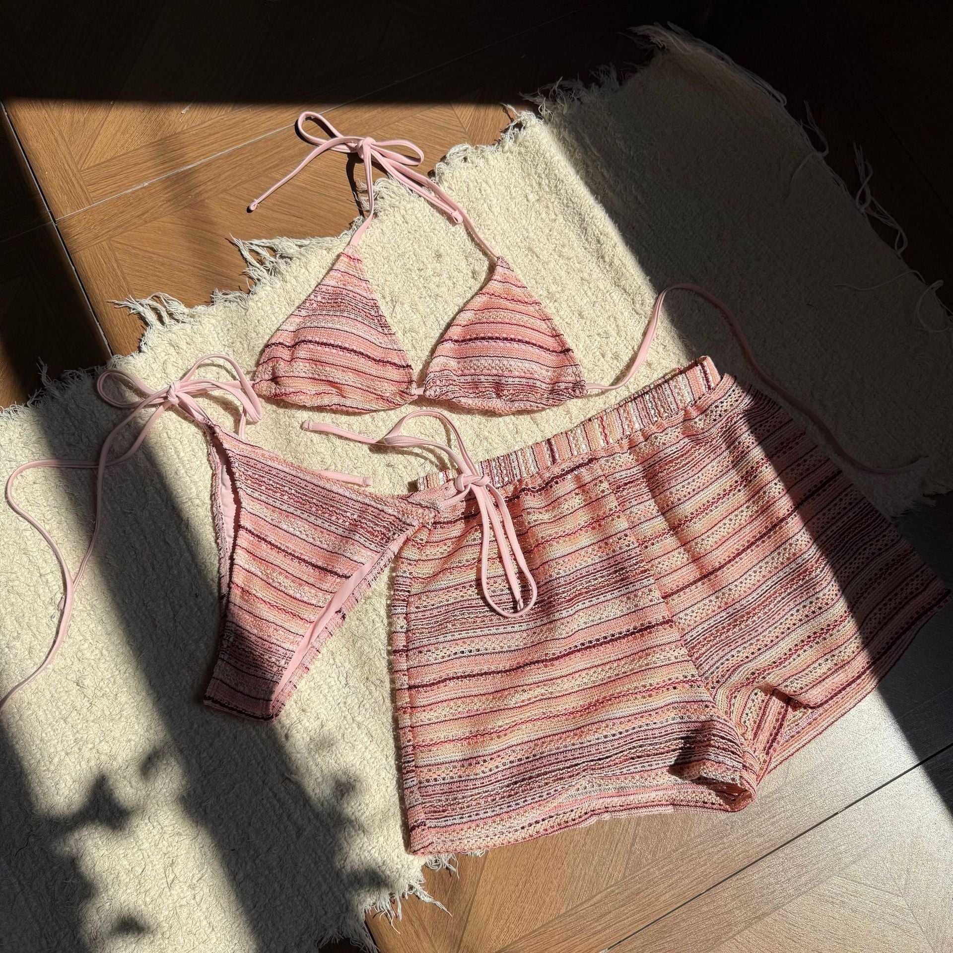 Damen Zweiteiliges Strand-Bikini-Set mit verspielt gestreiftem Oberteil und Shorts