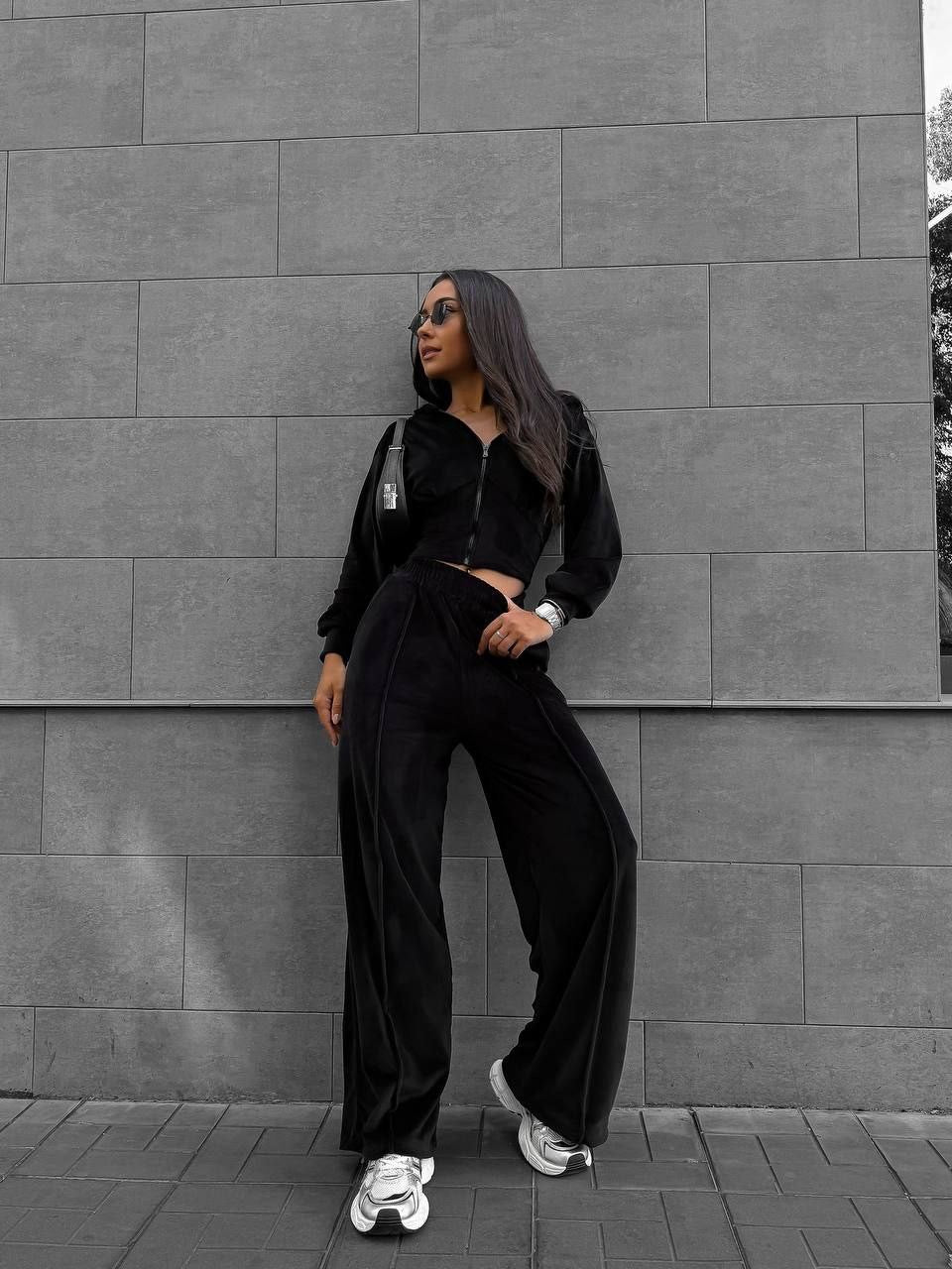 Damen kurzes Kapuzen-Cropped Zip-Sweatshirt mit tailliertem Brustsaum und weiter Velours-Loungehose mit elastischem Bund Shop Nory
