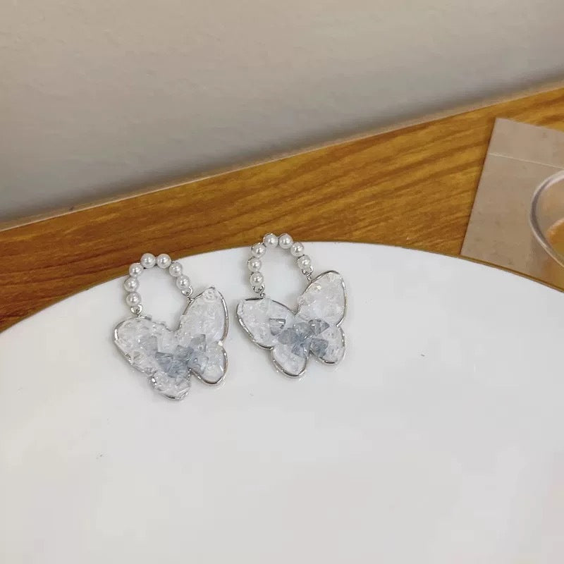 Damen Ohrstecker mit filigranem Schmetterlingsdesign und funkelnden Kristallakzenten Shop Nory