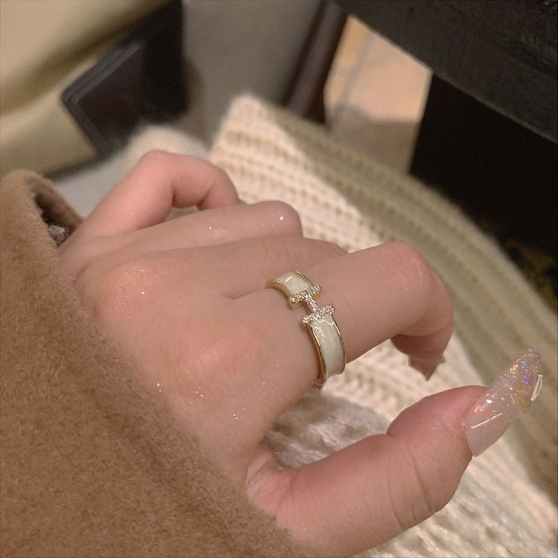 Damen Ring mit funkelndem H-Anhänger und elegantem Design Shop Nory