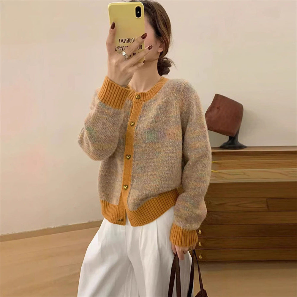 Damen kuschelige Strickjacke mit Herzknöpfen und kontrastierenden Rippdetails