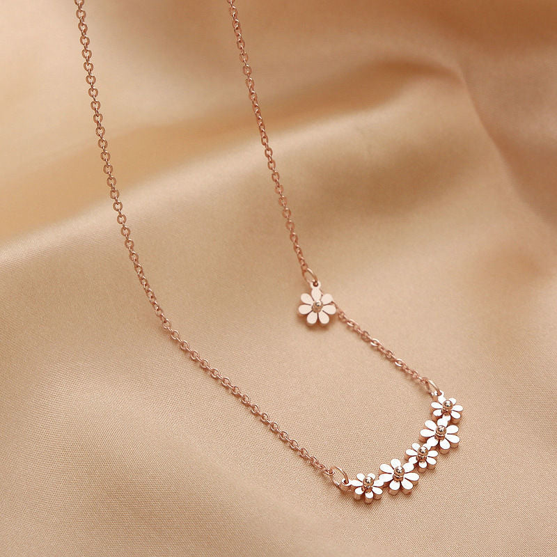Damen Halskette mit filigranem Blumenmuster und funkelnden Zirkonia-Elementen Shop Nory