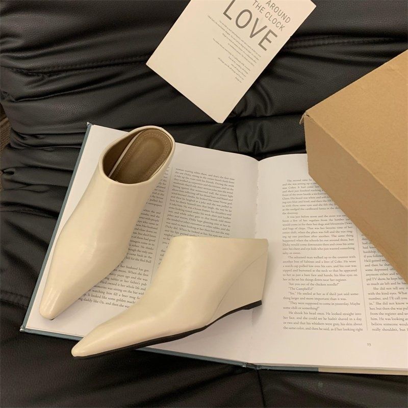 Damen Spitz zulaufende Slip‑On Mules mit skulptiertem Keilabsatz Shop Nory