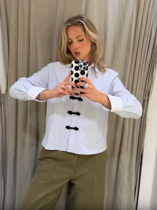 Damen Kurz geschnittene Popeline‑Hemdbluse mit Stehkragen und dekorativen Kordelknotenverschlüssen Shop Nory