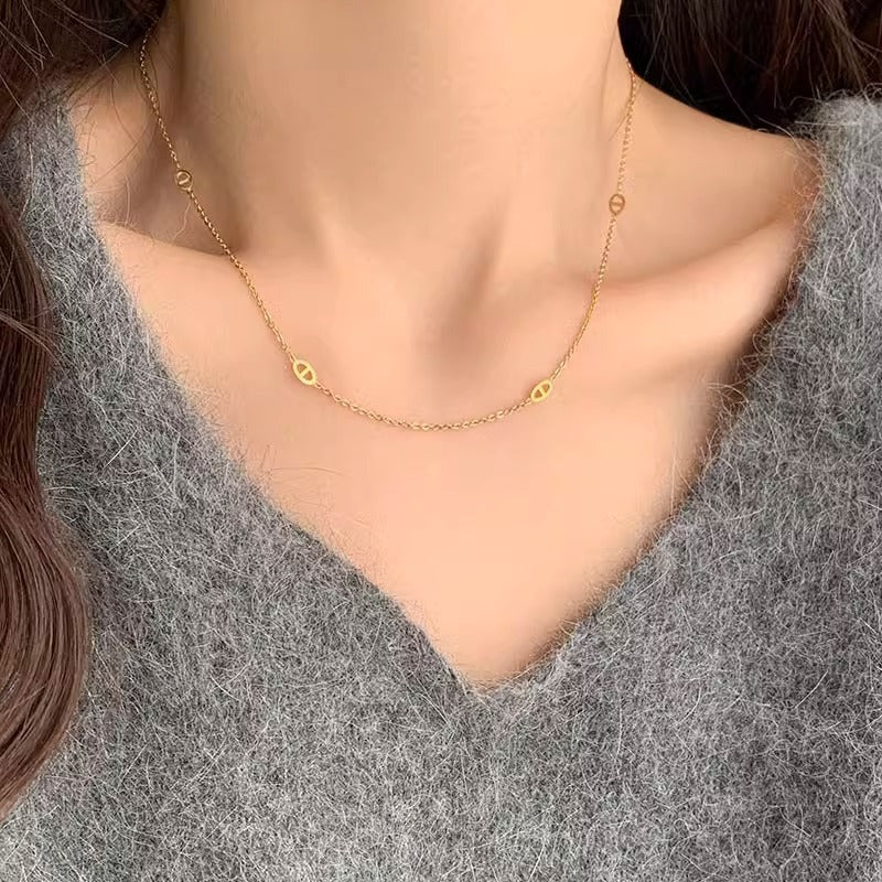 Damen Halskette mit filigranem ovalem Design und modernen Elementen Shop Nory