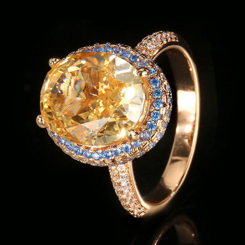 Plattierter Halo Cocktailring mit ovalem mystischem Topas-Zentrum und Pavé-Band aus kubischem Zirkonia