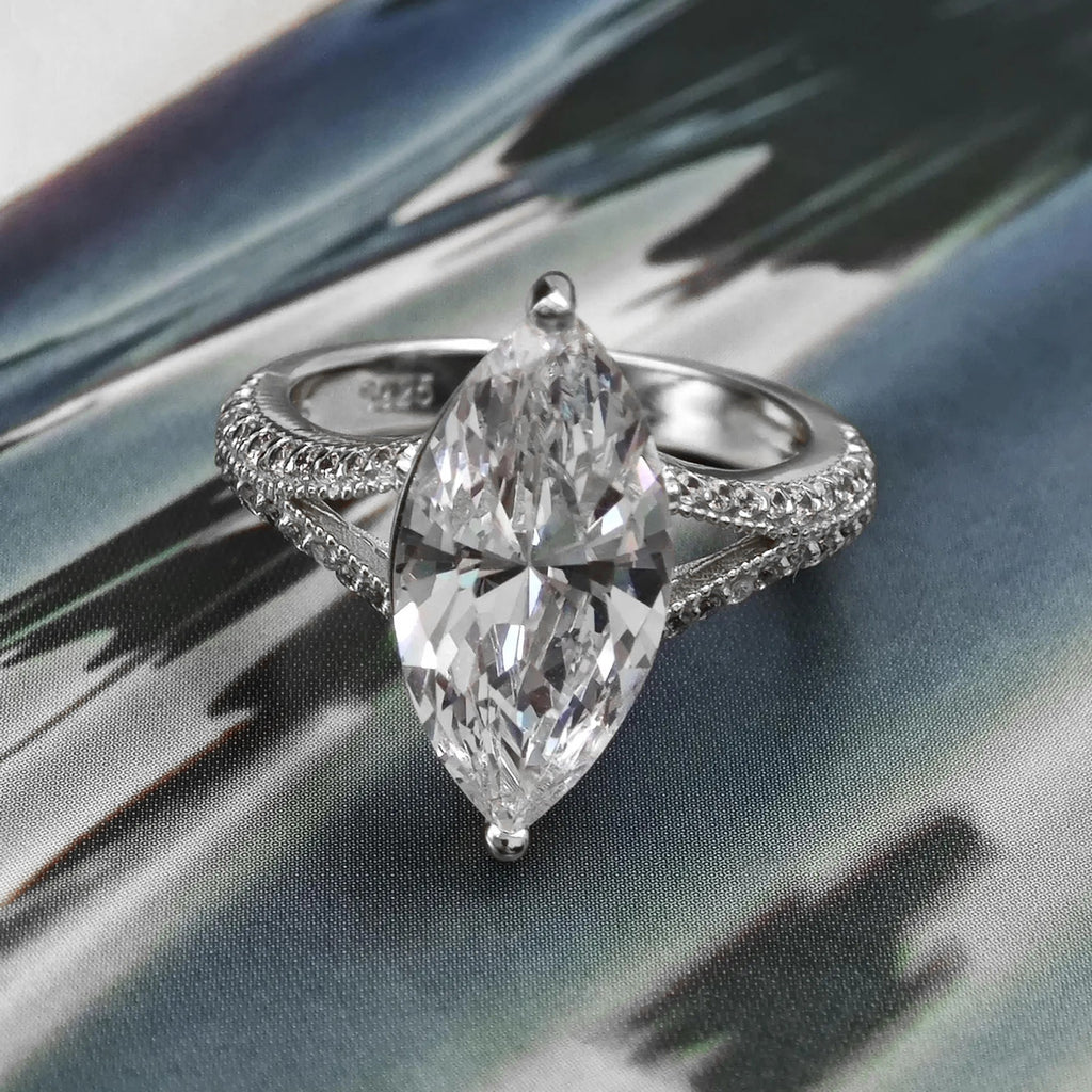Damen exklusiver Verlobungsring mit funkelndem Marquise-Edelstein und zarten Zirkonia-Verzierungen Shop Nory