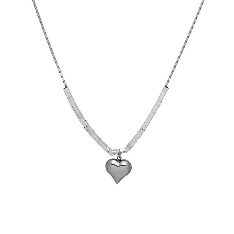 Damen Halskette mit stilvollem Herzanhänger und eleganter Silberfassung Shop Nory