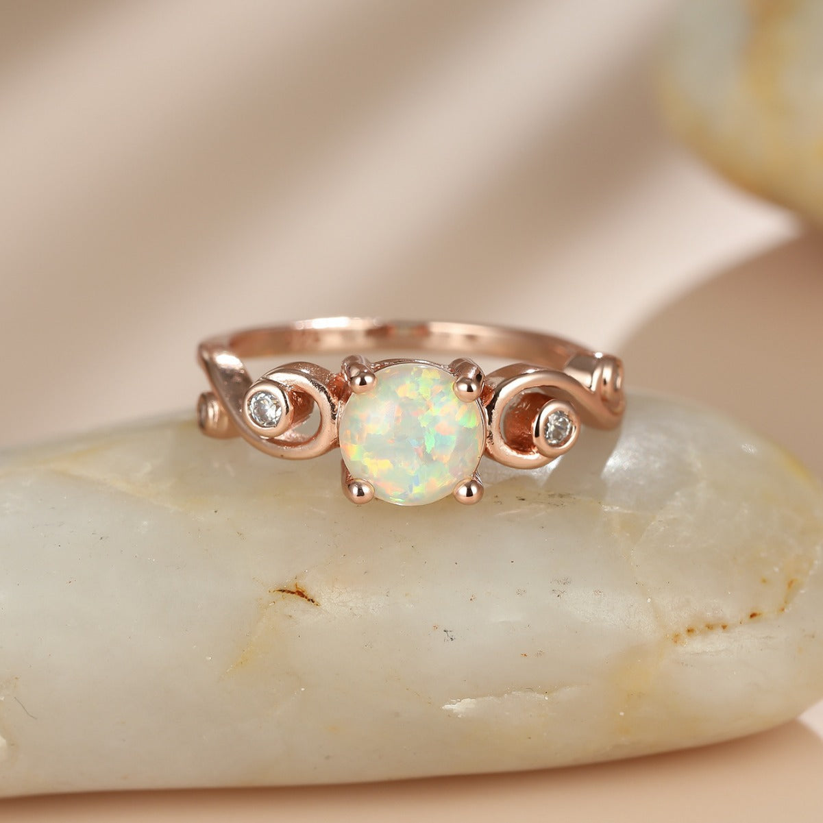 Damen Ring mit funkelndem Opal und eleganten Zirkonia-Akzenten Shop Nory