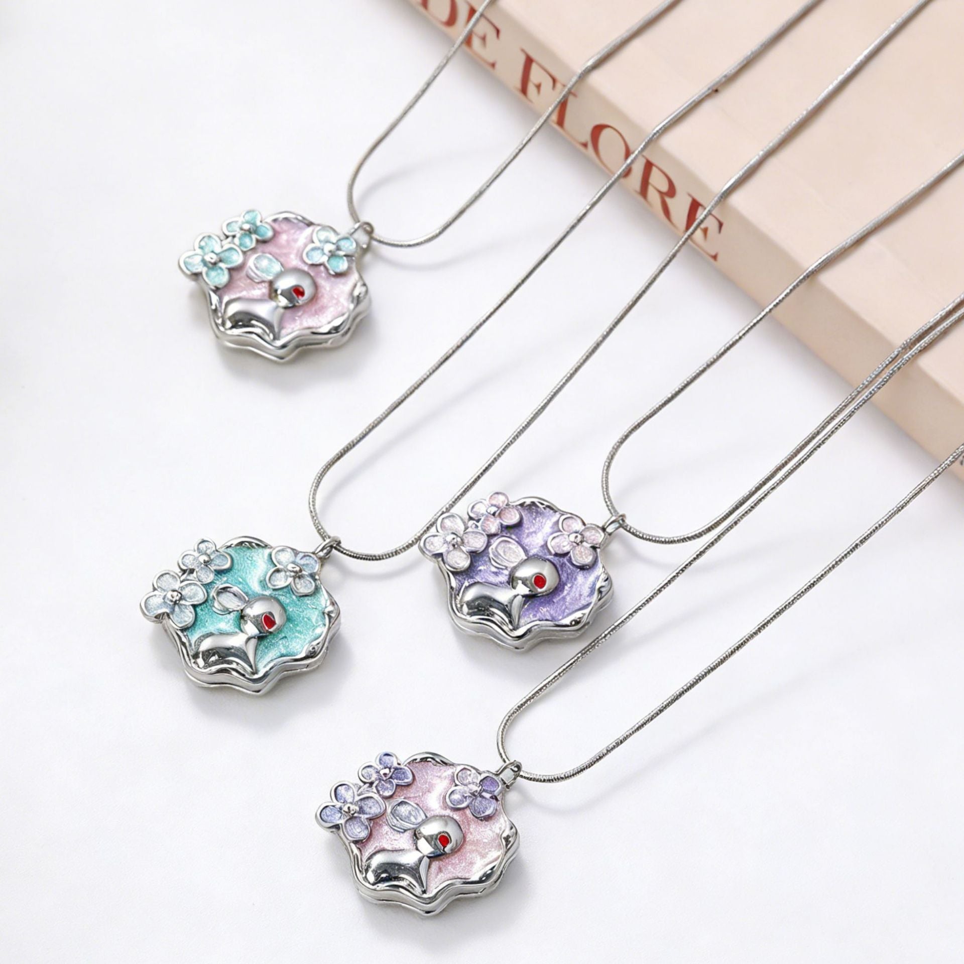 Damen filigraner Anhänger mit Kinder-Motiv und Blumendekor Shop Nory