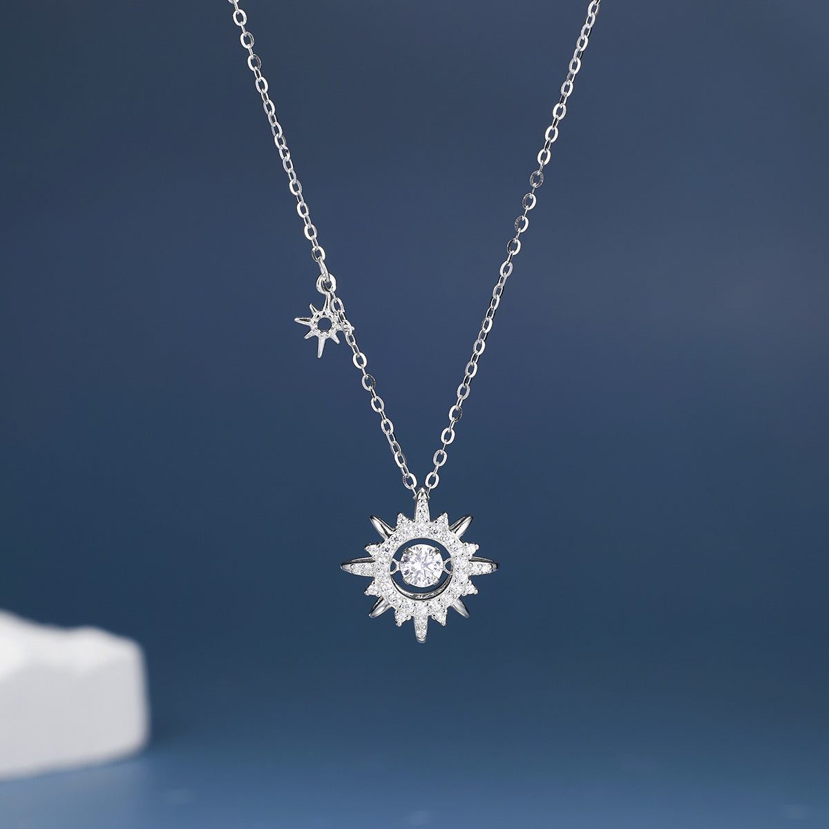 Damen Halskette mit funkelndem Sonnenanhänger und zarten Sternen-akzenten Shop Nory