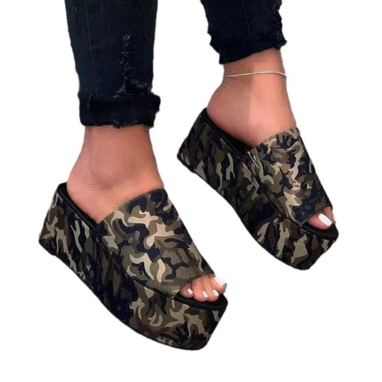 Damen Plateau‑Mules mit offenem Zehenbereich und Camouflage‑Print Shop Nory