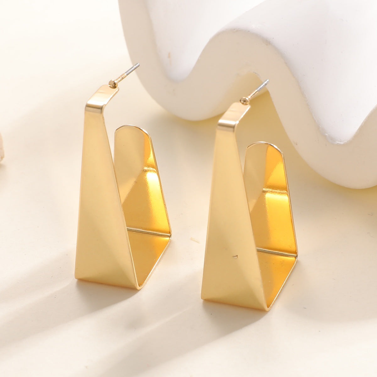 Damen Ohrringe mit modernem skulpturalem Design Shop Nory