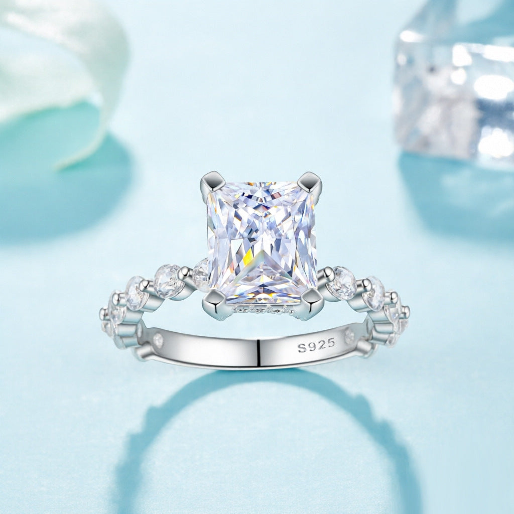 Damen eleganter funkelnder Verlobungsring mit größerem zentralen Stein Shop Nory