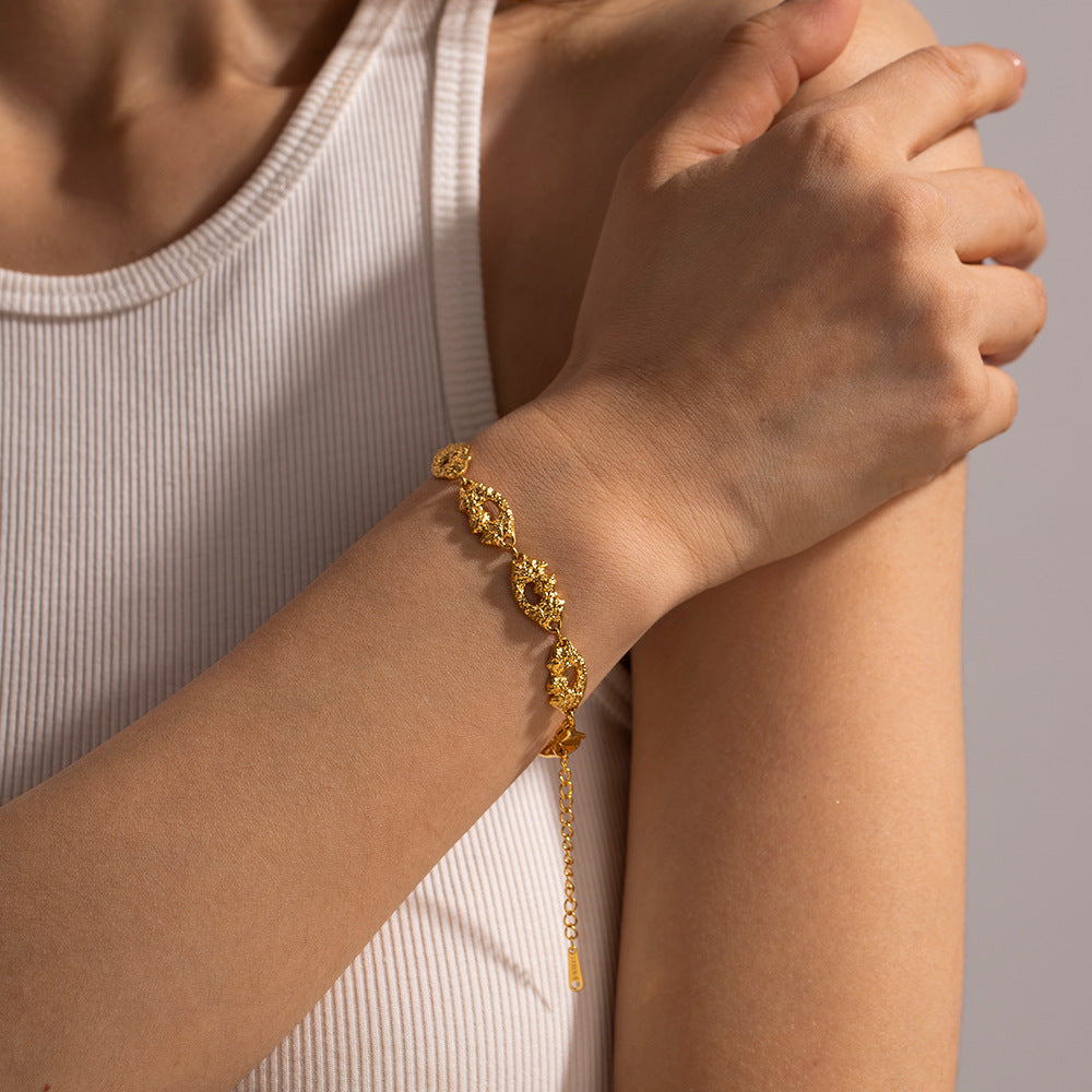 Damen Armband mit kunstvollem, asymmetrischen Design und hypoallergener Edelstahlverarbeitung Shop Nory