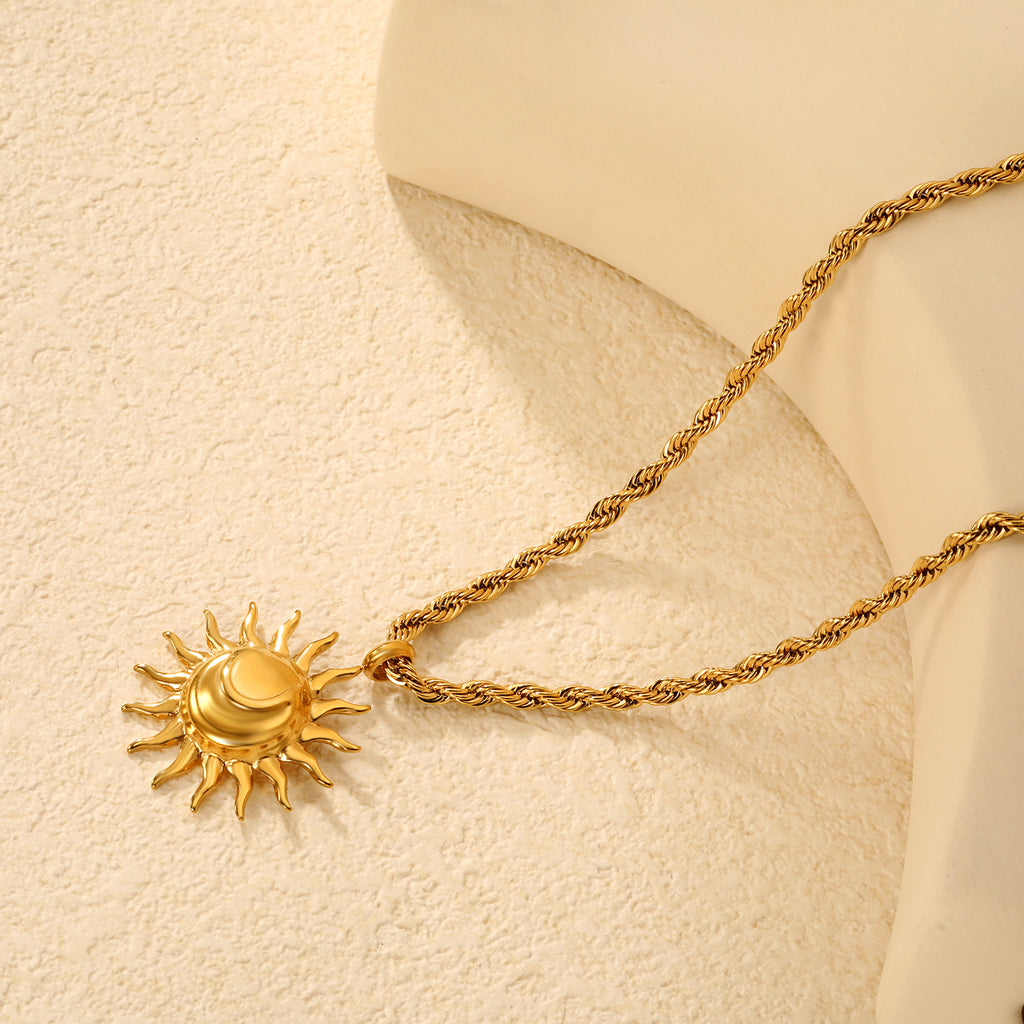 Damen Halskette mit kunstvollem Sonnenanhänger aus hochwertigem Edelstahl und verstellbarem Kettendesign Shop Nory