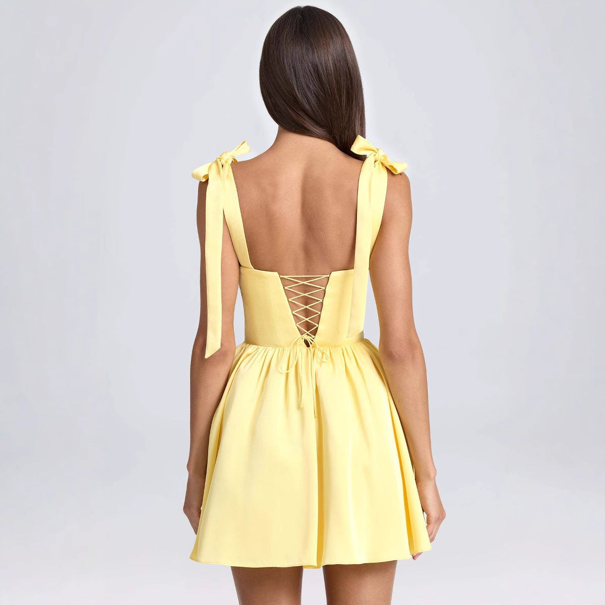Damen kurzes Kleid mit verstellbaren Trägern und bauschigem Rock
