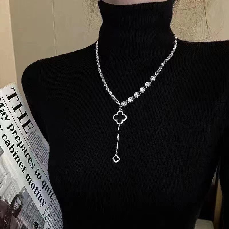 Damen Halskette mit floralem Anhänger aus Edelstahl und funkelnden Akzenten Shop Nory