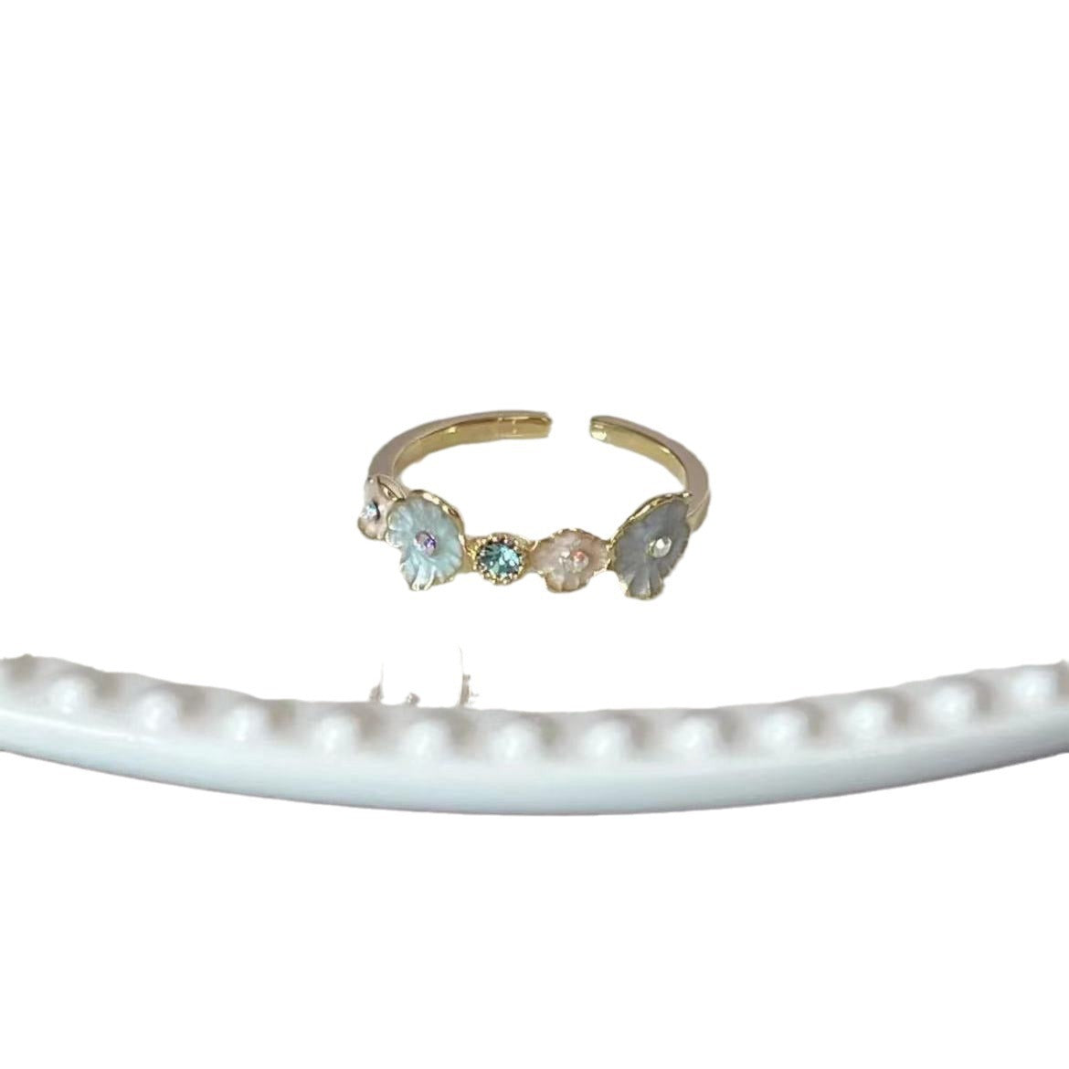 Damenring mit floralem Design und funkelnden Akzenten Shop Nory