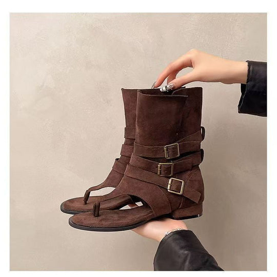 Damen Sandalen‑Stiefelette aus Veloursleder mit Zehensteg und dekorativen Schnallenriemen Shop Nory
