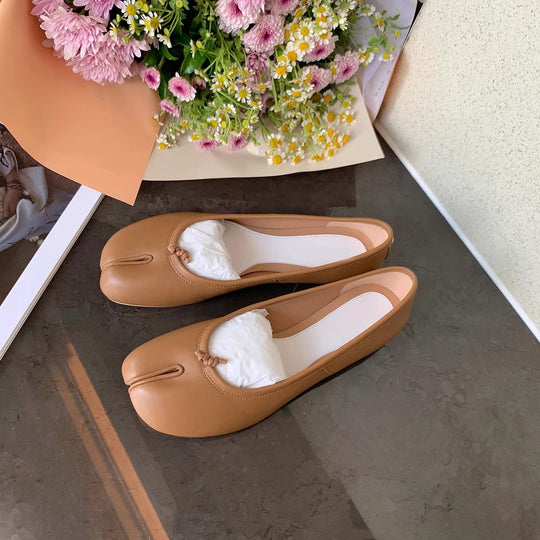 Damen Ballerinas mit glänzender Oberflächenstruktur und zierlicher Schleifenverzierung