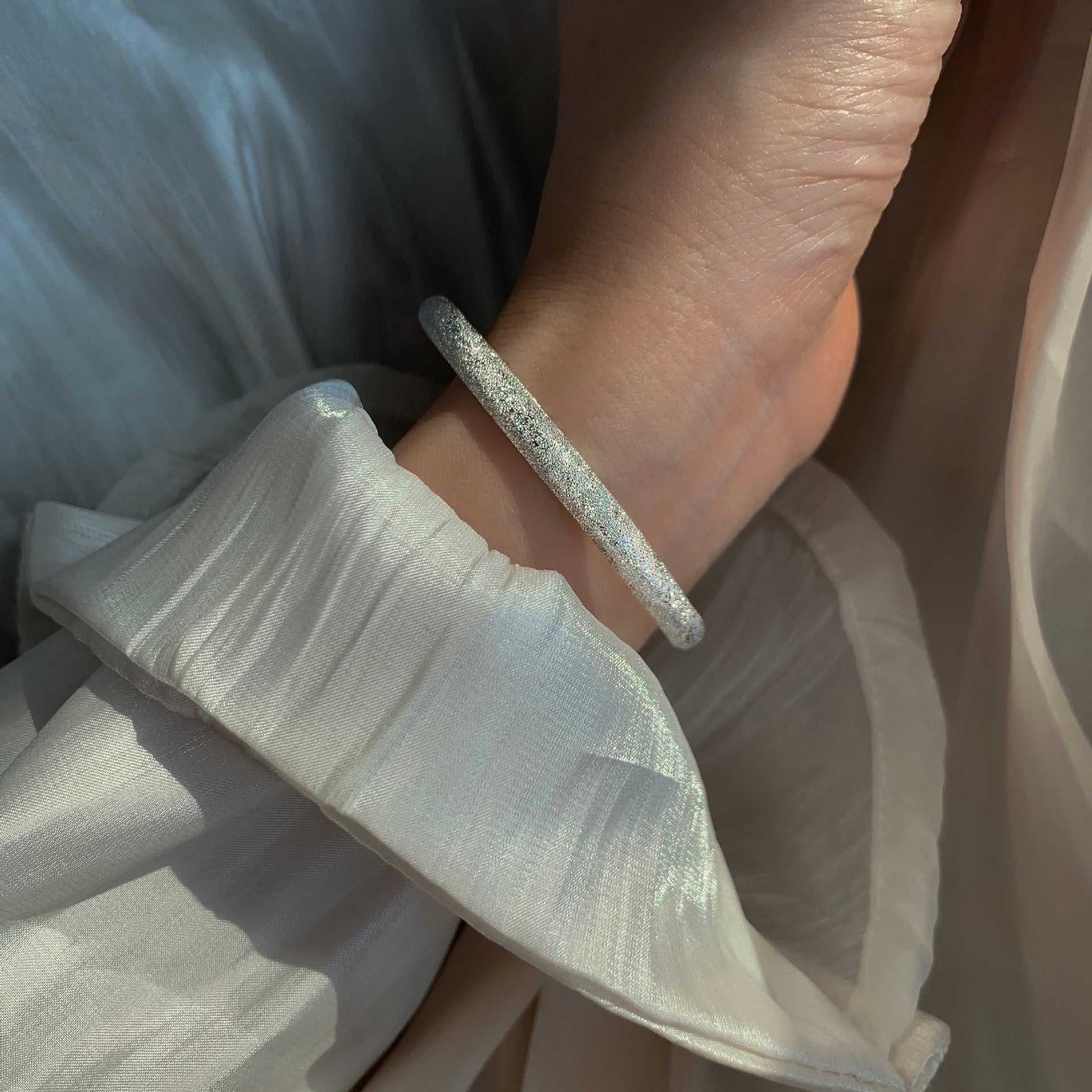 Damenarmband mit elegantem, strukturiertem Design Shop Nory