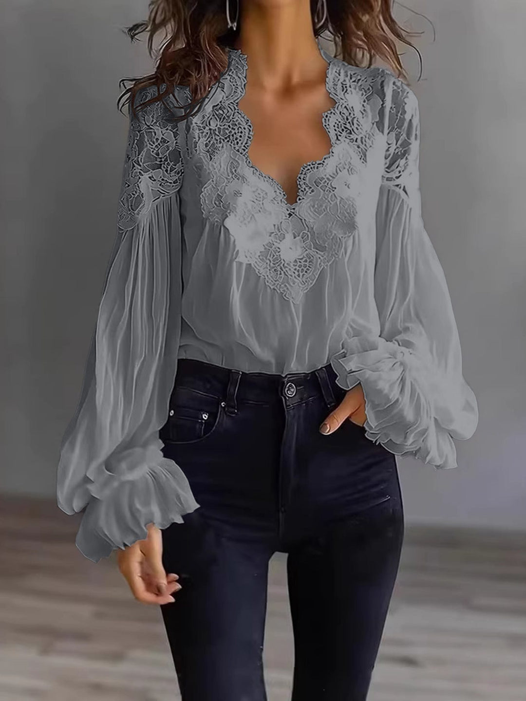 Damen Chiffon-Bluse mit Spitzen-V-Ausschnitt und weiten Plissee-Ärmeln Shop Nory