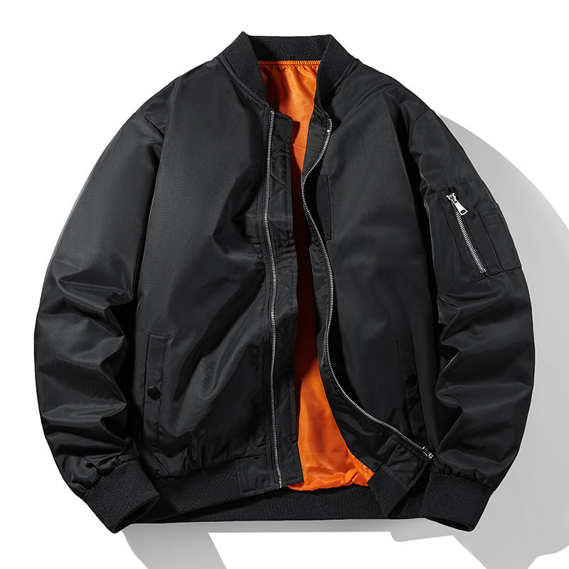 Herren Flieger-Bomberjacke im klassischen Aviator‑Stil aus technischem Nylon mit kontrastierendem Innenfutter, Ärmeltasche und Rippenbündchen Shop Nory