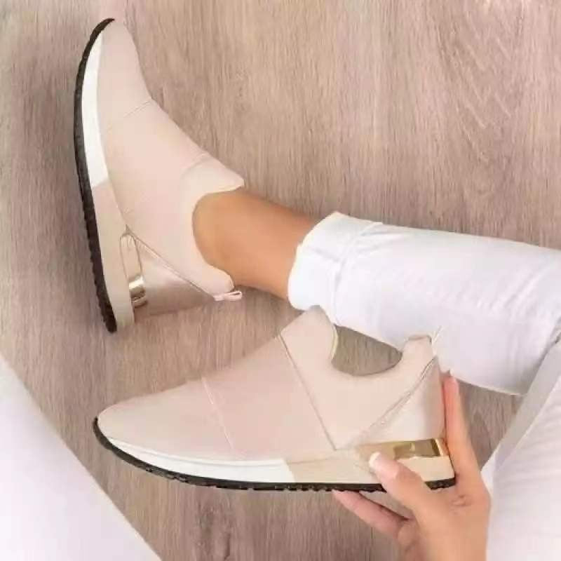 Damen Slip-On Sneakers mit atmungsaktiver Textilkonstruktion und modischem Metallic-Detail
