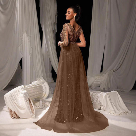 Damen Glamouröses Abendkleid mit schimmerndem Spitzenoberteil und fließendem Tüllumhang