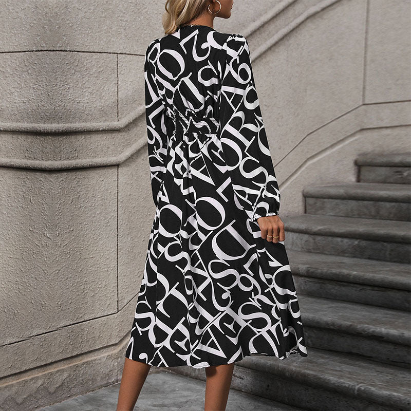 Damen Wickel-Midikleid mit grafischem Buchstabenprint, V‑Ausschnitt und Taillenband Shop Nory