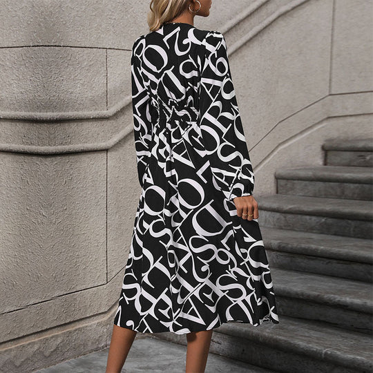 Damen Wickel-Midikleid mit grafischem Buchstabenprint, V‑Ausschnitt und Taillenband Shop Nory