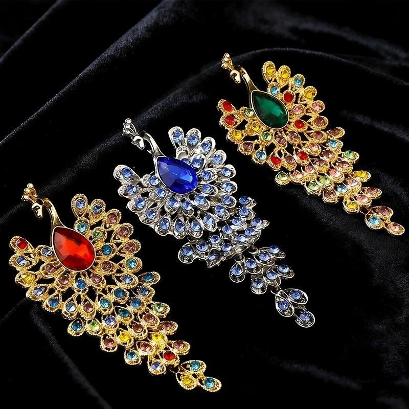 Elegante Pfauenbrosche mit Facettierten Kristallsteinen und Goldener Legierungsbeschichtung