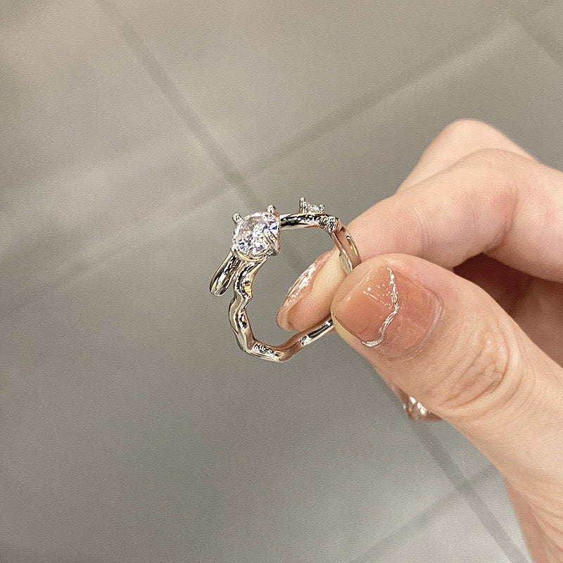 Damen kunstvoll gestalteter Ring mit glänzenden Zirkonia Shop Nory