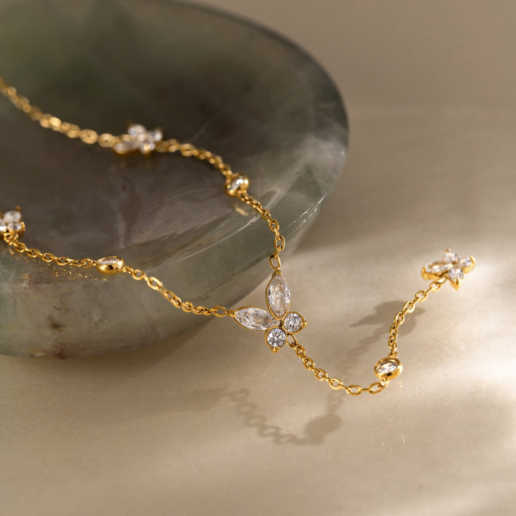 Damen Halskette mit zarten Schmetterlingsanhängern und funkelnden Zirkonia Shop Nory