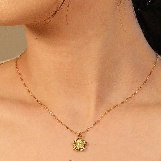 Damen Halskette mit floralem Anhänger und funkelnden Kristallakzenten Shop Nory