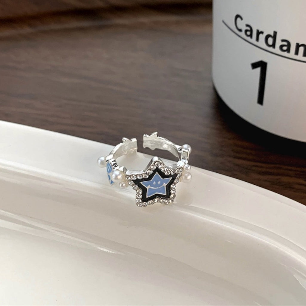 Damen Ring mit funkelndem Sternenanhänger und zarter Perlendekoration Shop Nory