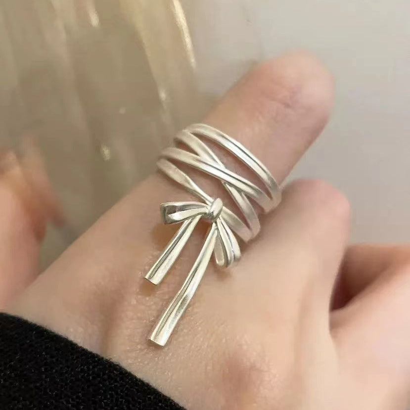 Damen Offener Ring mit kunstvollem Banddesign und elegantem Schleifenmotiv Shop Nory