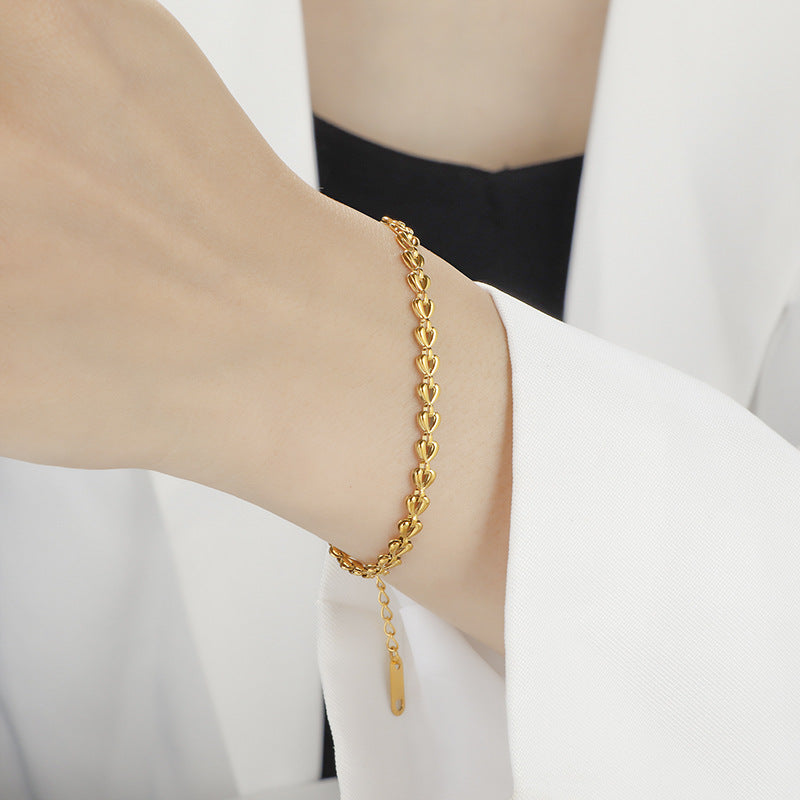 Damen Armband mit elegantem Herzdesign und feiner Kettengestaltung Shop Nory