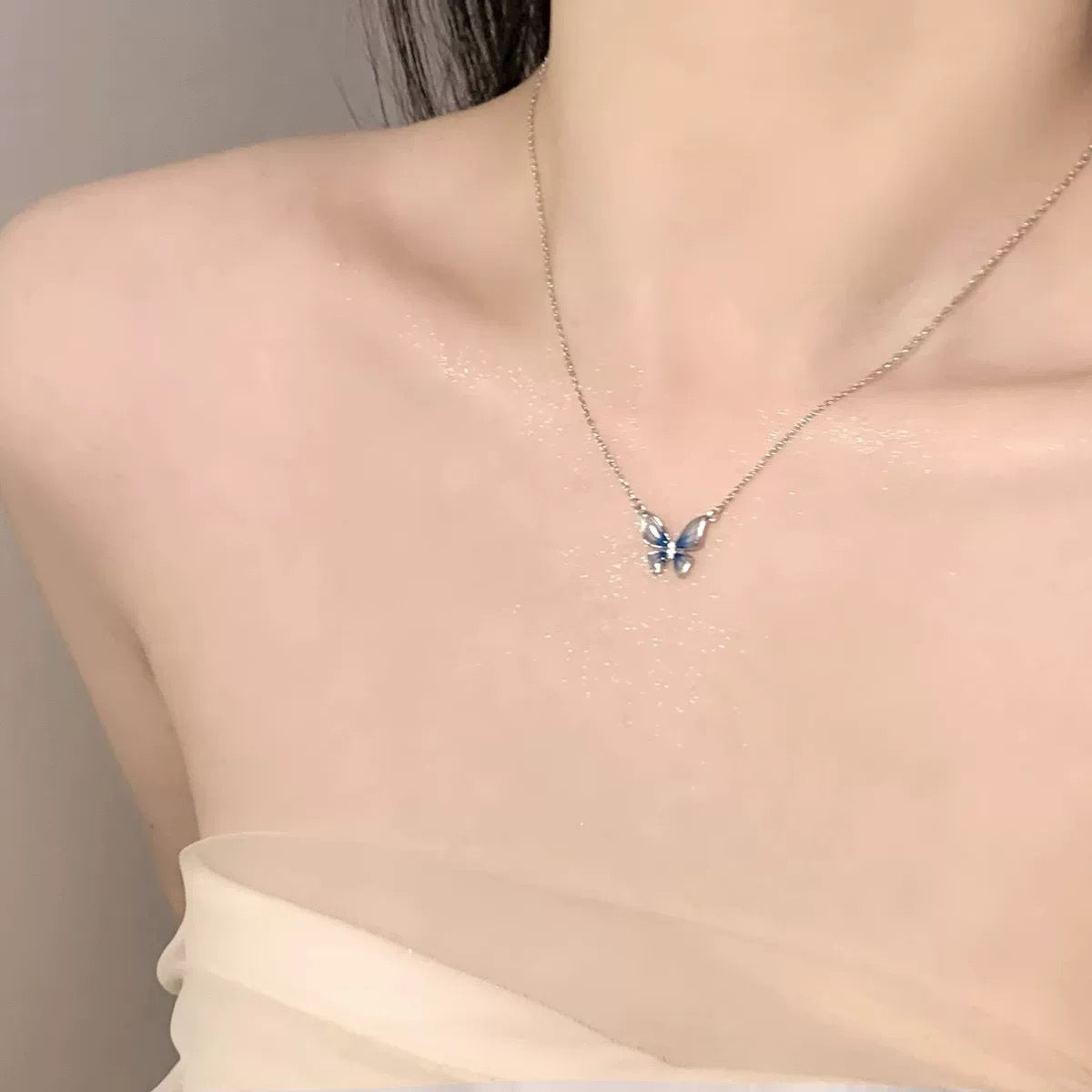 Damen Halskette mit filigranem Schmetterlingsanhänger und funkelnden Akzenten Shop Nory