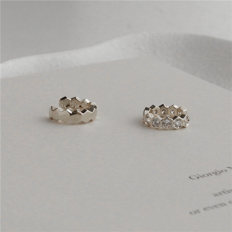 Damenring mit geschwungenem Design und funkelnden Kristallen Shop Nory