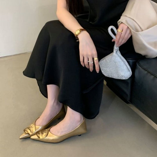 Damen Spitz zulaufende Metallic-Slipper mit dezentem Keilabsatz und appliziertem Deko‑Vamp Shop Nory