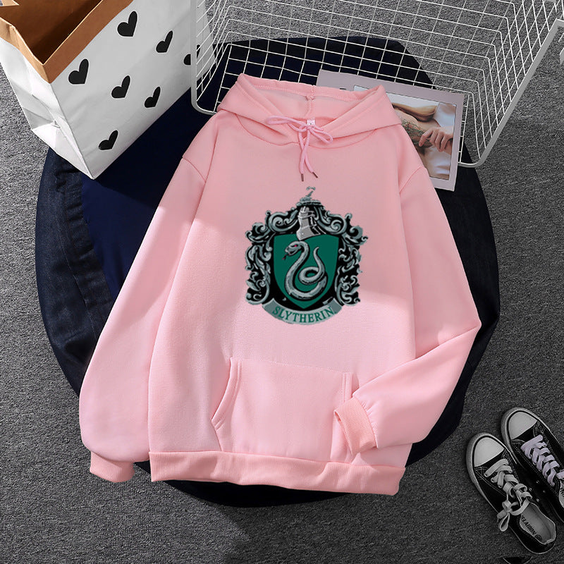 Damen nan gemütlicher Kapuzenpullover im Oversize-Cut mit heraldischem Schlangenwappen und weichem Fleece-Innenfutter Shop Nory