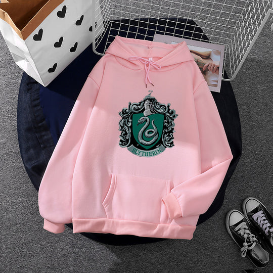 Damen nan gemütlicher Kapuzenpullover im Oversize-Cut mit heraldischem Schlangenwappen und weichem Fleece-Innenfutter Shop Nory