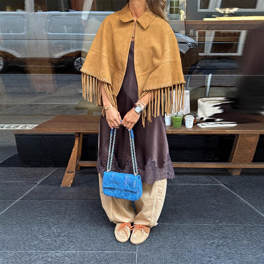 Damen Wildleder‑Optik Fransen‑Cape mit Hemdkragen und Ösenverzierung Shop Nory
