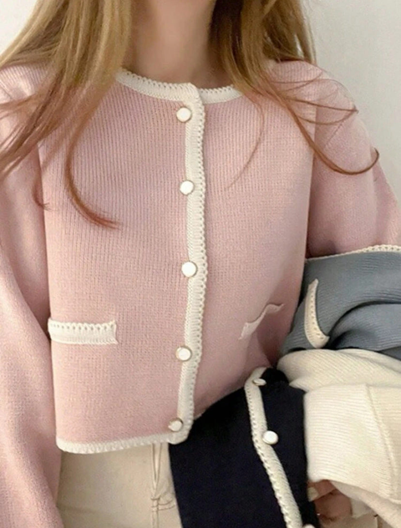 Damen Kurzgeschnittener gerippter Cardigan mit kontrast‑Häkelkante, Zierknopfleiste und Taschenleisten Shop Nory