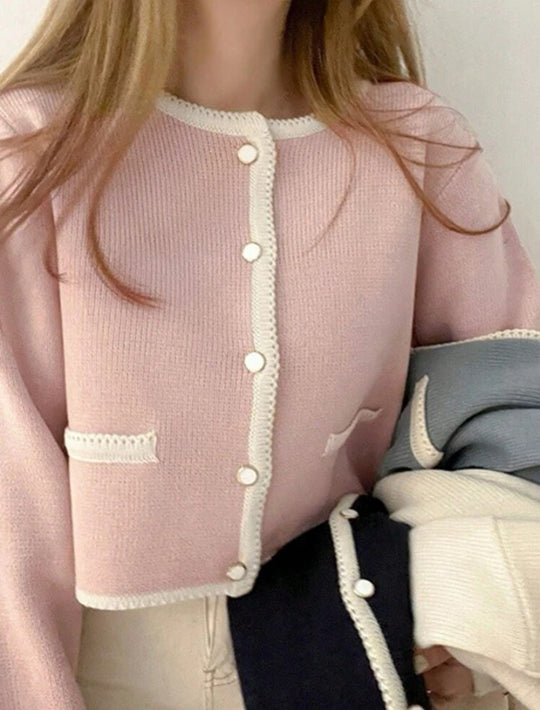 Damen Kurzgeschnittener gerippter Cardigan mit kontrast‑Häkelkante, Zierknopfleiste und Taschenleisten Shop Nory