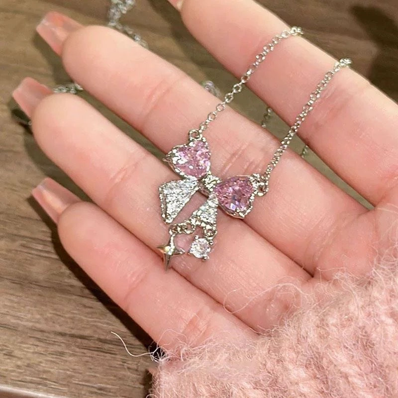Damen Halskette mit funkelndem Schleifenanhänger und Kristallverzierung Shop Nory